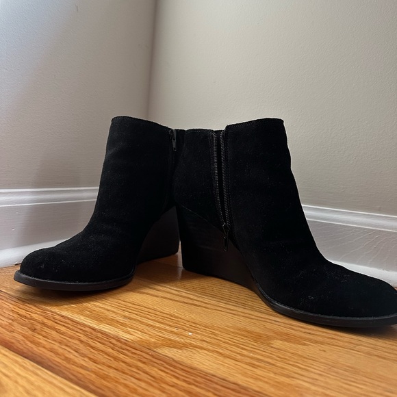 Lightly used Lucky Brand Leather booties size 9 1/2 - Picture 2 of 4